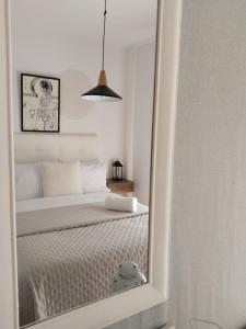 a mirror reflection of a bed in a bedroom at Casa de la Aldea in Guarros +18 photos