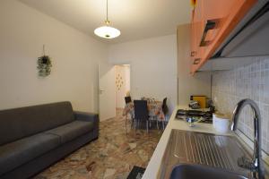 une cuisine et un salon avec un canapé et un évier dans l'établissement B&b sul corso, à Reggio de Calabre