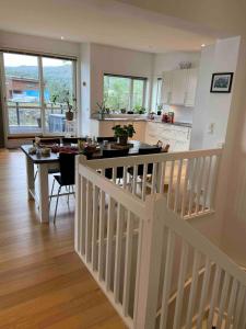 a kitchen and living room with a table and a dining room at Sjønært drømmehus med panoramautsikt, nær Bergen in Ebbesvik