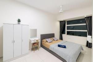 サンダカンにあるBorneo Elegant suites Borneo Coveのベッドと大きな窓のある寝室