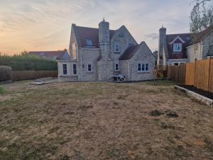 una grande casa in pietra con cortile di The Mill House a Meare