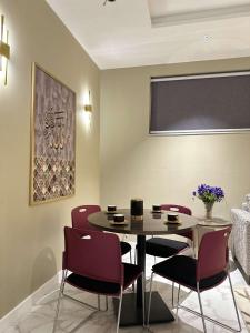Un comedor con mesa y sillas en TAs Lodge, en Dargai