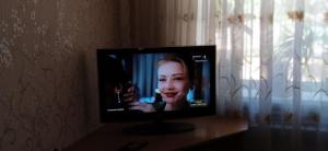 un televisor con una foto de una mujer en Квартира 2х-комнатная посуточно, en Krivoy Rog