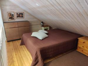 Un dormitorio con una cama en un ático en 90m2 vacation home in Ruka, en Kuusamo