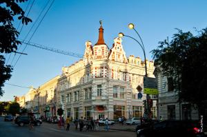 ロストフ・ナ・ドヌにあるApartment on Nemirovicha-Danchenkoの人の多い賑やかな街道の大きな建物
