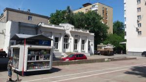 ロストフ・ナ・ドヌにあるApartment on Nemirovicha-Danchenkoの道本屋台前に立つ者