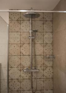 a shower in a bathroom with a tile wall at Apartment La casa Zamora in Totana