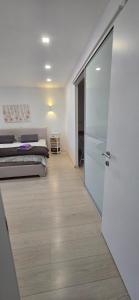 Giường trong phòng chung tại kuća za stanovanje ,cijeli prostor