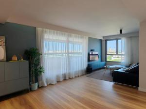 Una sala de estar con un sofá y un televisor. en El Ático de Cosuenda by Alogest, en Zaragoza 31 fotos más
