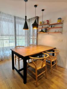 Un comedor con mesa y sillas de madera. en El Ático de Cosuenda by Alogest, en Zaragoza