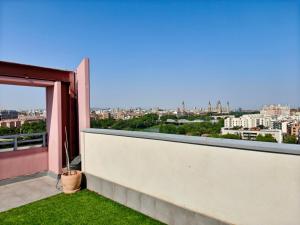 balcón con vistas a la ciudad en El Ático de Cosuenda by Alogest, en Zaragoza