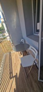 een kamer met 2 stoelen, een bureau en een tafel bij Апартамент Дар in Belogradchik