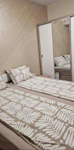 een groot bed in een kamer met een spiegel bij Апартамент Дар in Belogradchik