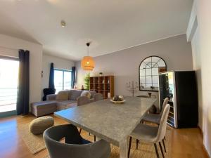 a kitchen and living room with a table and chairs at Marina Pool & Sea in Páteo