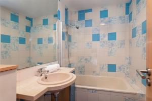 a bathroom with a sink and a tub at Marina Pool & Sea in Páteo