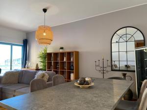 a living room with a table and a couch at Marina Pool & Sea in Páteo