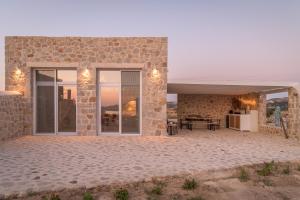 a stone villa with a view of the desert at Milo Stone Villas in Zefiría