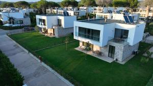 Lalzit BayBelVilla的一栋白色大房子的鸟瞰图