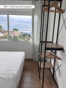 ein Zimmer mit einer Leiter neben einem Bett und einem Fenster in der Unterkunft Villa Oasis Costa Brava in Lloret de Mar