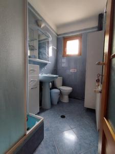 un baño con lavabo e inodoro en Casa Iancu, en Râșnov