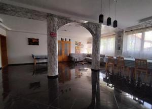 Una habitación vacía con agua en el suelo y sillas. en Casa Iancu, en Râșnov