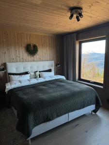 Postel nebo postele na pokoji v ubytování Ny hytte med panoramautsikt