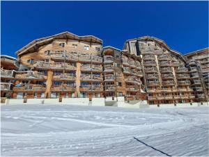 モルジヌにあるAvoriaz 1800 - Tilia appartement de charmeの雪の大きな建物