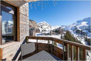 モルジヌにあるAvoriaz 1800 - Tilia appartement de charmeのバルコニー(椅子付) +5枚の写真