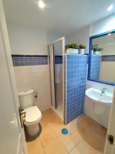 a bathroom with a toilet and a sink at Hacienda Golf terraza con acceso directo a la piscina in Islantilla