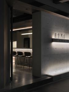 een eetkamer met stoelen en een tafel in een kamer bij Miu Hostel in Tainan