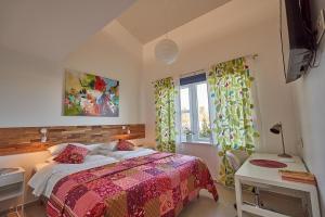 a bedroom with a bed and a window at Staylong Hotell in Täby