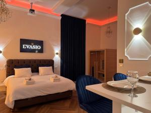 a bedroom with a bed and a table with chairs at Suite EVASIO, au pied du château fort, parking privé in Sedan
