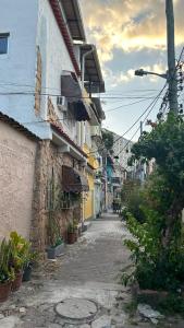 an alley with a building and a street with plants at Quarto de vila na Urca in Rio de Janeiro
