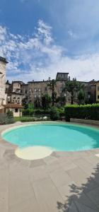 バルガにあるCasa Brown - con piscina privata -の建物を背景にした青い大型スイミングプール