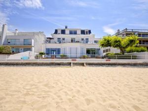 a house on the beach next to a sandy beach at Arcachon Pereire - T2 front de mer avec terrasse et parking, accès direct plage - FR-1-433-24 in Arcachon