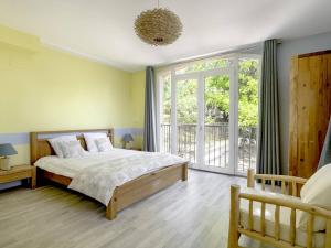 a bedroom with a bed and a large window at Villa Familiale près du Moulleau et Plage des Arbousiers avec Grand Jardin et Terrasse - FR-1-433-18 in Arcachon