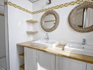a bathroom with a sink and two mirrors on the wall at Villa Familiale près du Moulleau et Plage des Arbousiers avec Grand Jardin et Terrasse - FR-1-433-18 in Arcachon