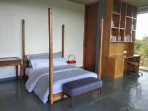 Ένα ή περισσότερα κρεβάτια σε δωμάτιο στο Contemplation Farm stay at Nandi Hills