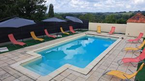 una gran piscina con sillas en Les Bigoussies 1 Gite Vert, en Saint-Méard-de-Dronne