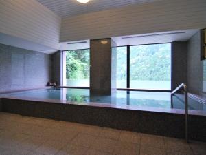 בריכת השחייה שנמצאת ב-Hotel Kazurabashi או באזור
