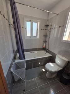 Ένα μπάνιο στο Ithaki Garden Cozy 1BR Apartment Universal