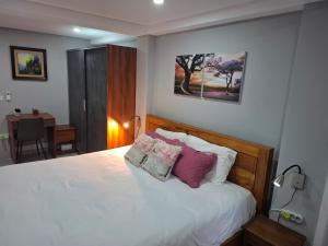 Azur Horizon Residence في فليك-إن-فلاك: غرفة نوم بسرير ابيض مع وسادتين +34 صورة