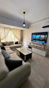 Μια τηλεόραση ή/και κέντρο ψυχαγωγίας στο Luxury & Cozy Apt in Hivernage