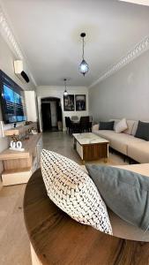 Μια τηλεόραση ή/και κέντρο ψυχαγωγίας στο Luxury & Cozy Apt in Hivernage +16 φωτογραφίες