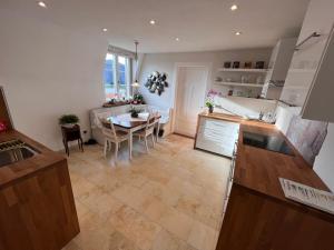 a kitchen and dining room with a table and a counter at Ferienwohnungen mit Charme im Grünen in Derendingen