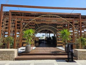 een boog met potplanten in een gebouw bij Azimuth Luxury in Constanţa