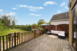 ヒリンドンにある2Bedroom 2 King4 Single 2Sofa Beds Parking x3 Garden & Patioのソファとフェンスのある木製デッキ