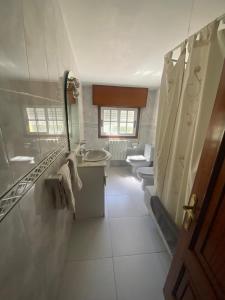 ビーゴにあるÁtico con vistas y aparcamiento gratuitoの洗面台、シャワー、トイレ付きのバスルーム +36枚の写真