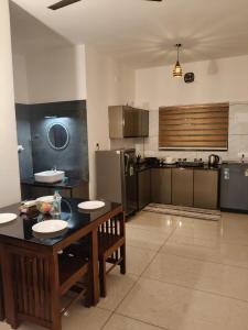 Kuchyň nebo kuchyňský kout v ubytování 88 STAY INN Edappally