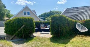 a backyard with two hedges and a table and chairs at Apartment Mandal in Mandal